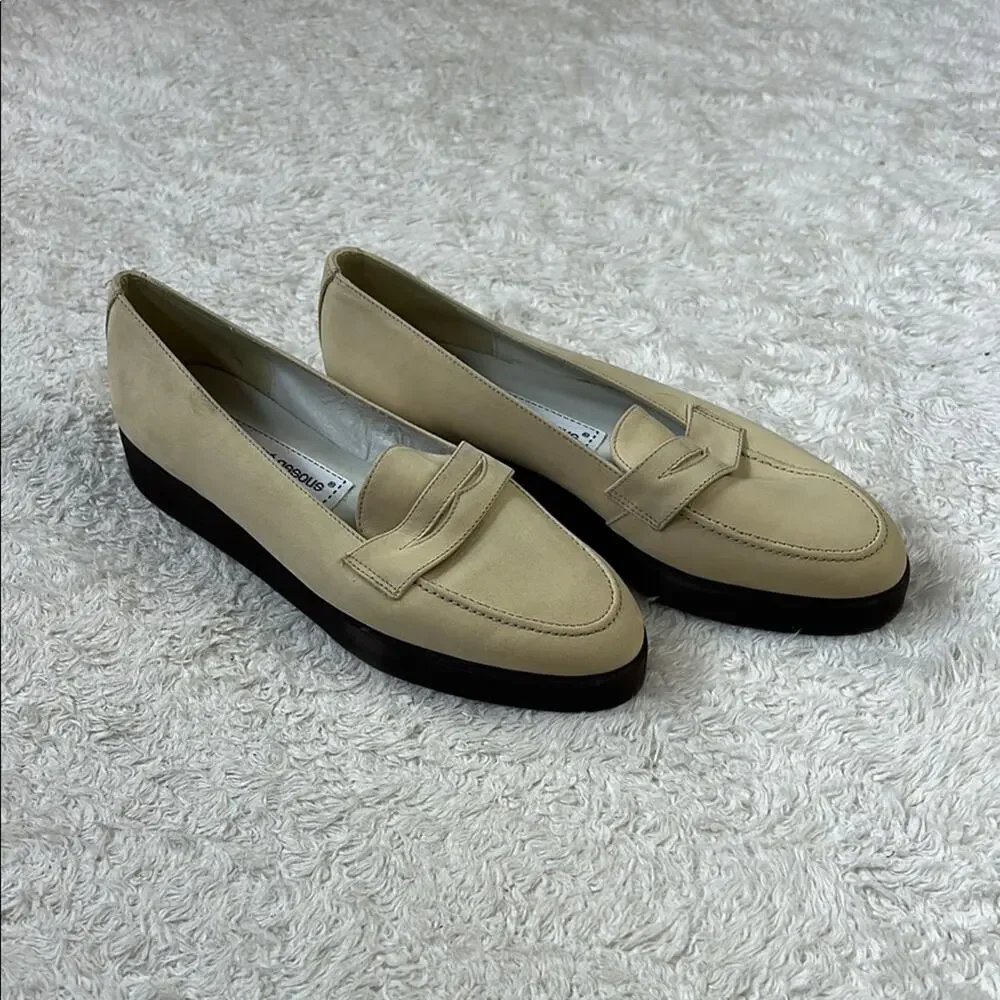 Andre Assous featherweight loafers in‎ cream, size 6.5 narrow